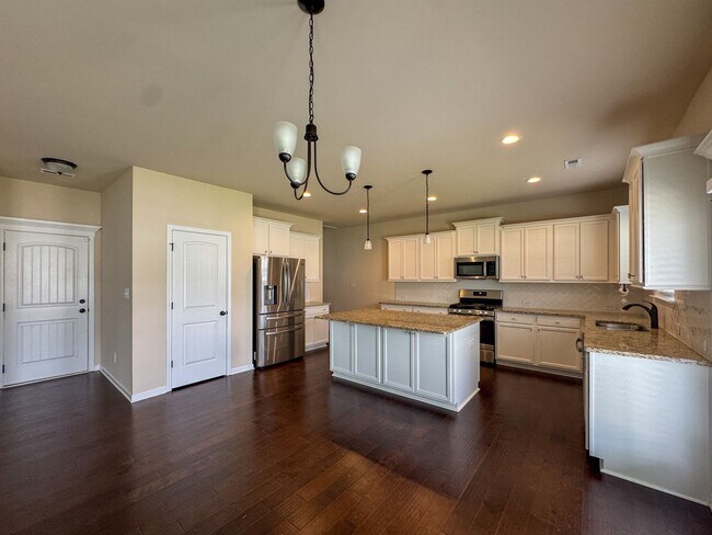 Building Photo - Stunning 5 Bed 4.5 Bath Fayetteville Home with Fenced Yard