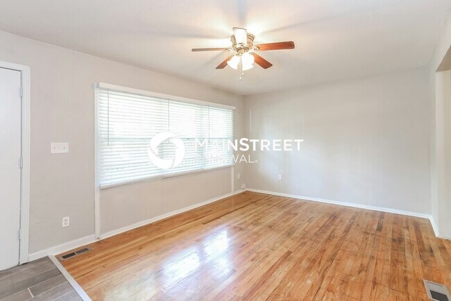 Building Photo - 2 Bedroom Pet-Friendly Home in Kansas City, MO with Main Street Renewal