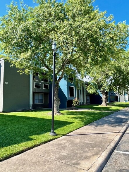 Building Photo - Aventine Apartments