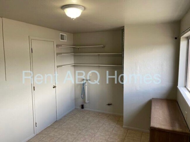 Building Photo - 1,100 sq ft 3 Bedroom, 1 Bath Family Home