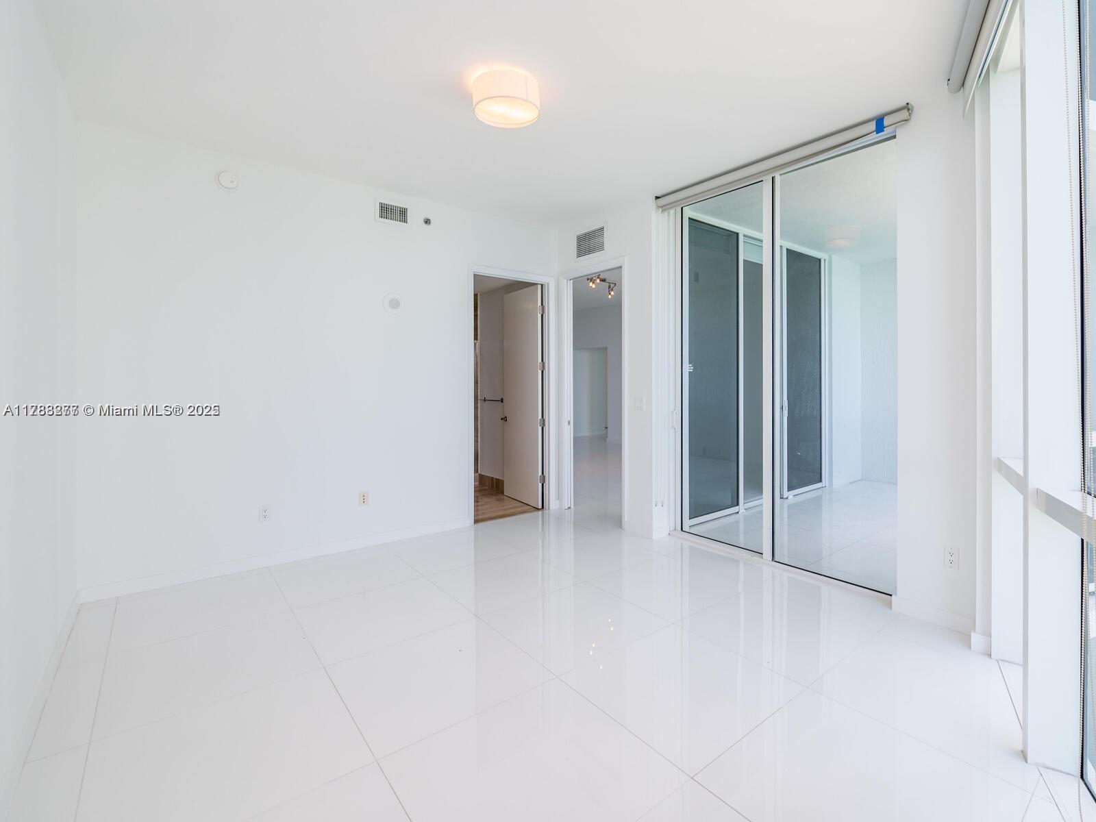 Building Photo - 15901 Collins Ave