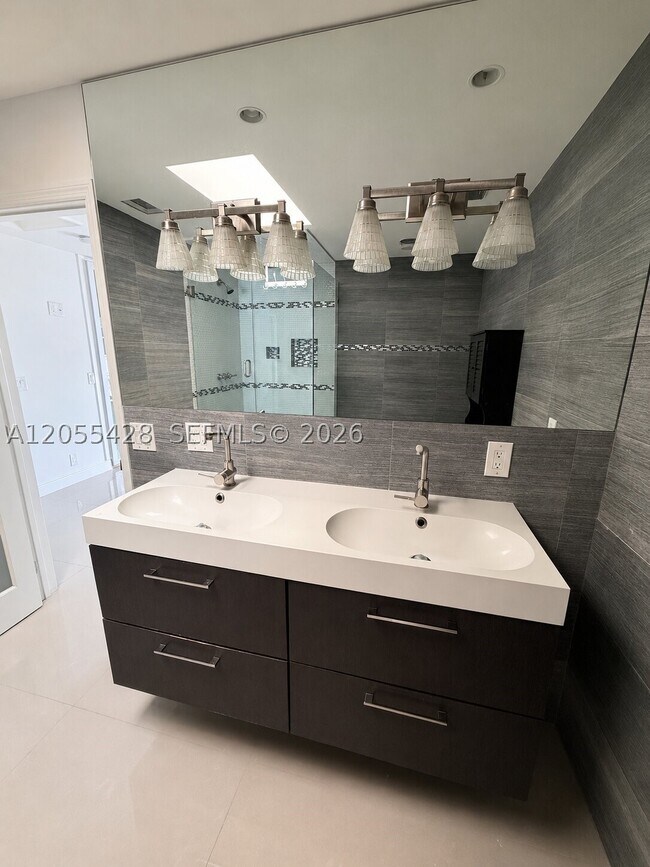 Building Photo - 313 Hendricks 4