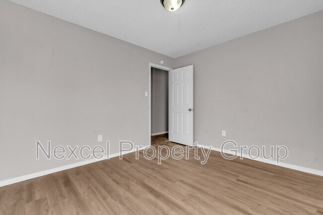 Building Photo - 10212 Oak Leaf Dr