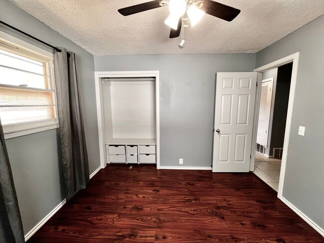 Building Photo - Amazing 4/2.5 in Prime Location! Minutes from Texas Tech and Hospitals!