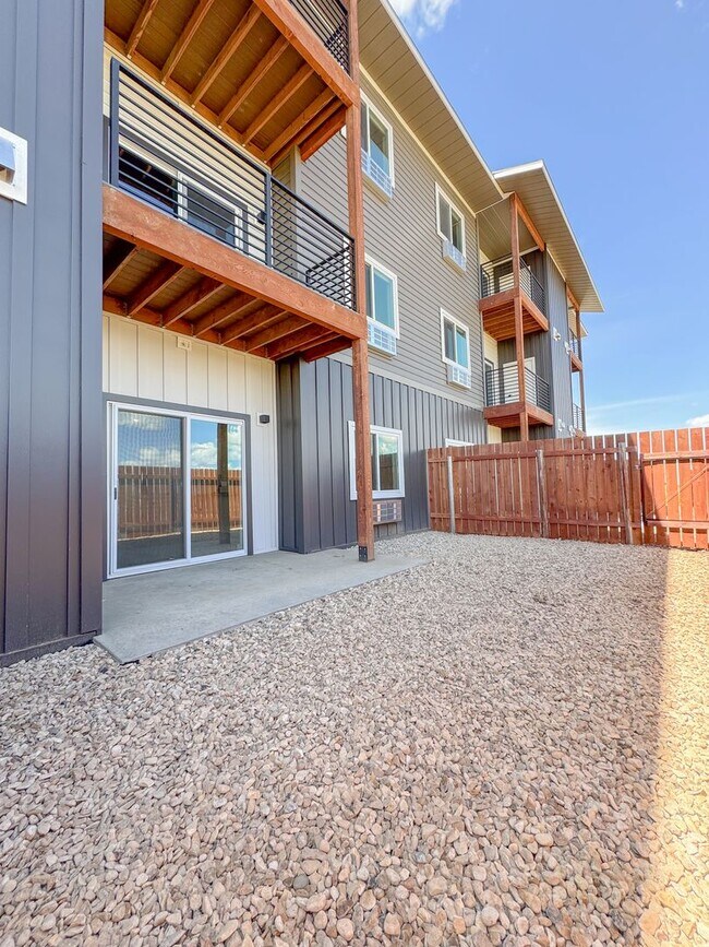 Building Photo - Pet Friendly 2 bed/ 2 bath unit at Soldier...