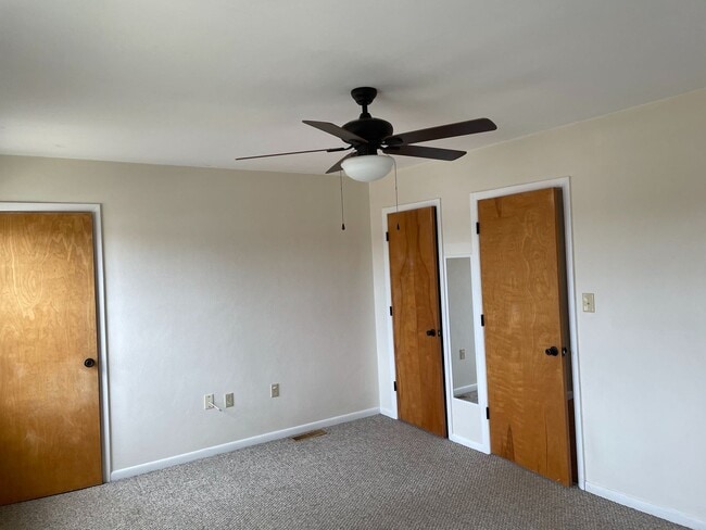 Building Photo - 3 BR 1.5 Bath Townhouse