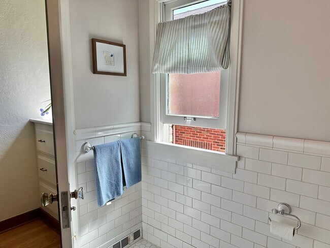 Building Photo - Charming 1 bed condo in desired Eastlake! ...
