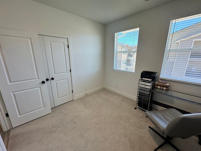 Building Photo - 3 Bed Condo In Desert Color!