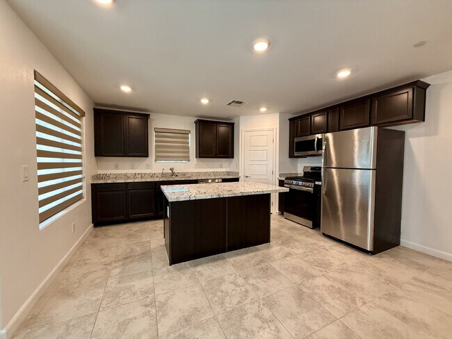 Building Photo - 3 BED 2.5 BATH 2 CAR GARAGE TOWNHOUSE W/ LOFT IN HENDERSON CADENCE COMMUNITY FEAT. COMMUNITY POOL!