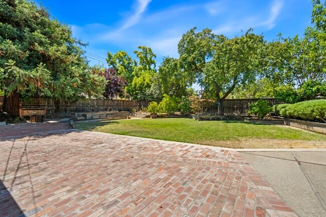 Building Photo - 3220 Fieldcrest Dr