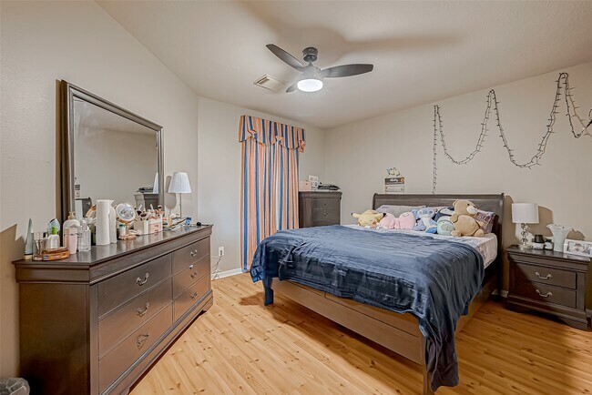 Building Photo - 211 Rolling Plains Dr