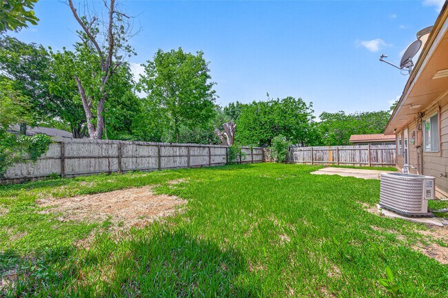 Building Photo - 2310 Woodwind Dr