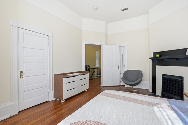 Building Photo - Savannah's Victorian Historic District