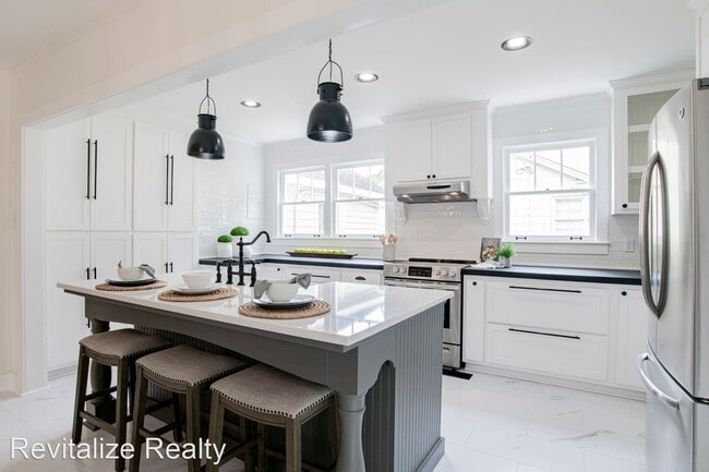 Building Photo - 3 br, 2 bath House - 65 Bishop Lane S