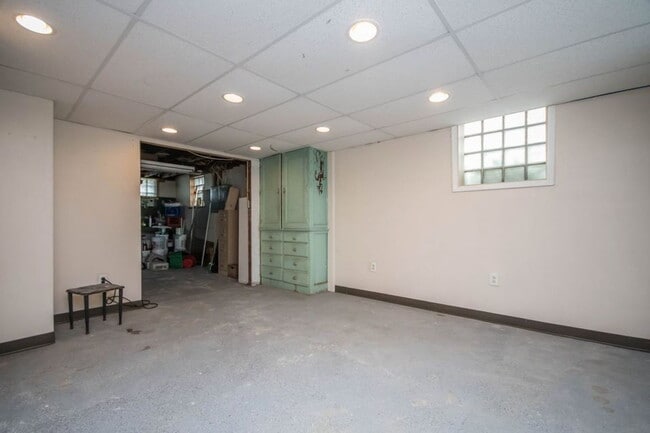 Building Photo - 627 E Potter Ave