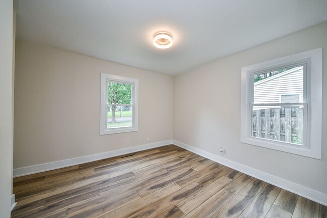 Building Photo - 828 Valley Ln