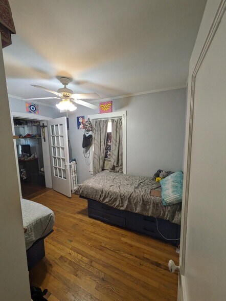 w bedroom - 3824 N Sawyer Ave