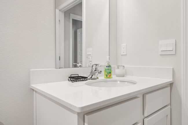 Building Photo - 526 Mary Lou Way