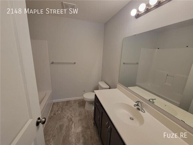 Building Photo - 2148 Maple St SW