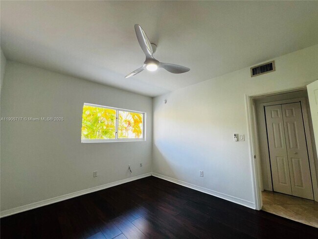 Building Photo - 946 Bay Dr