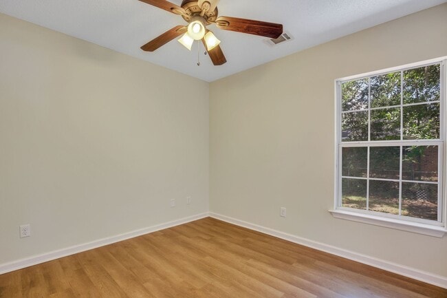 Building Photo - Spacious 3 Bedroom home