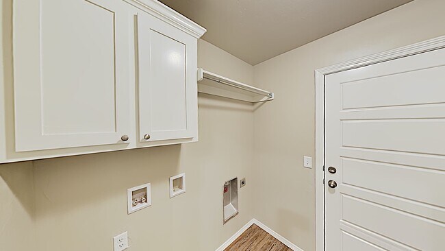 Building Photo - Spacious 4 Bedroom 2 Bath Home in Deer Cre...