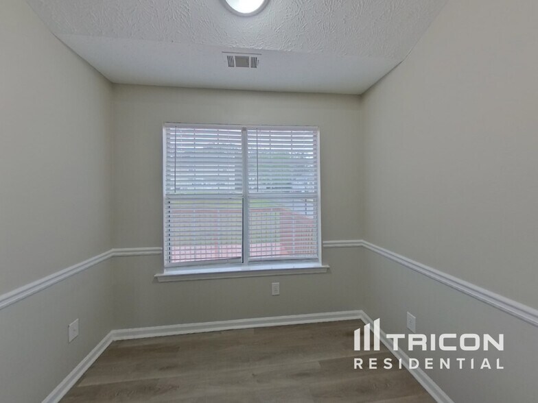 Building Photo - 800 Lorraine Ln