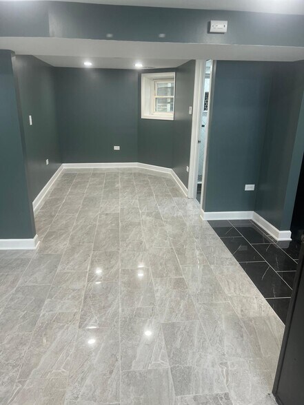 Building Photo - 6164 N Hamilton Ave