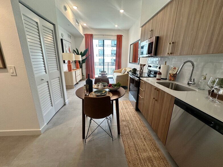 Building Photo - 1919 Washington St