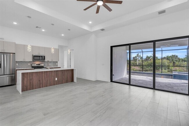 Building Photo - 15401 Aqua Cir