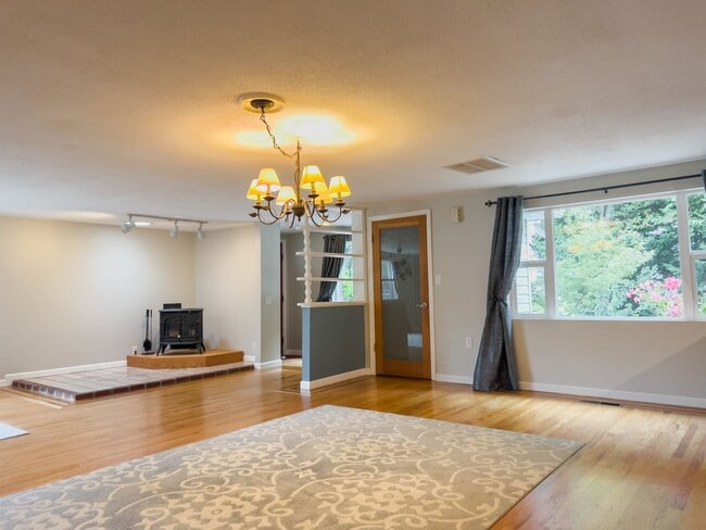 Building Photo - Country living 5 bed w/RV parking and 3 car garage!