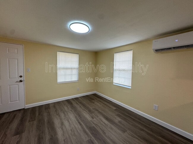 Building Photo - 205 Fern Dr