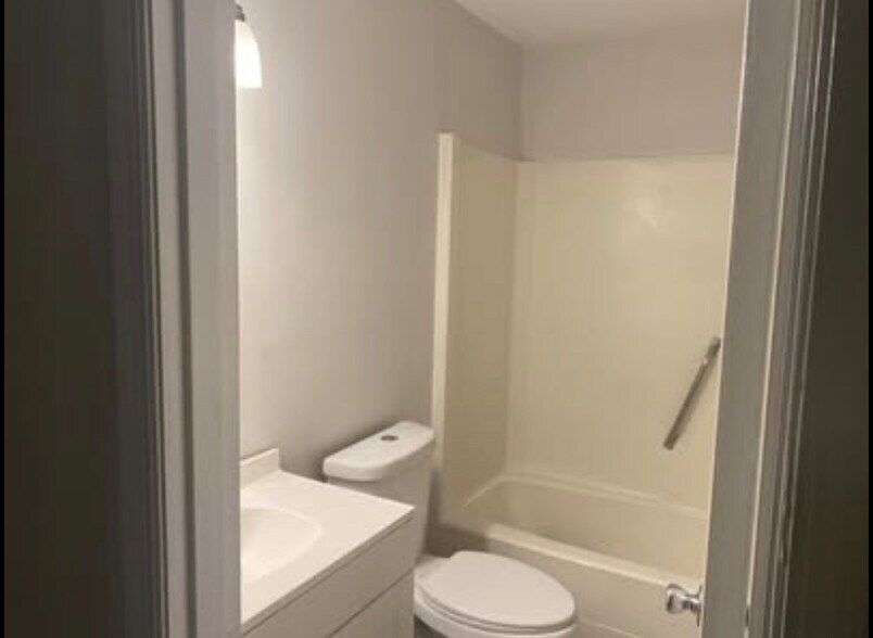 Building Photo - Room in Townhome on Baker Ct
