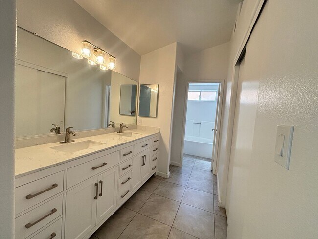 Building Photo - Renovated Spacious East Lancaster Single Story Home