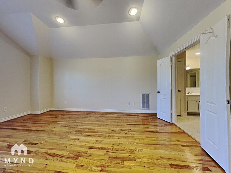 Building Photo - 321 Sandman St