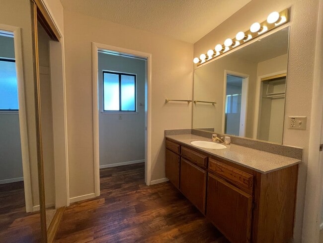 Building Photo - Spacious & Bright 3-Bedroom, 2 and 1/2 Bat...