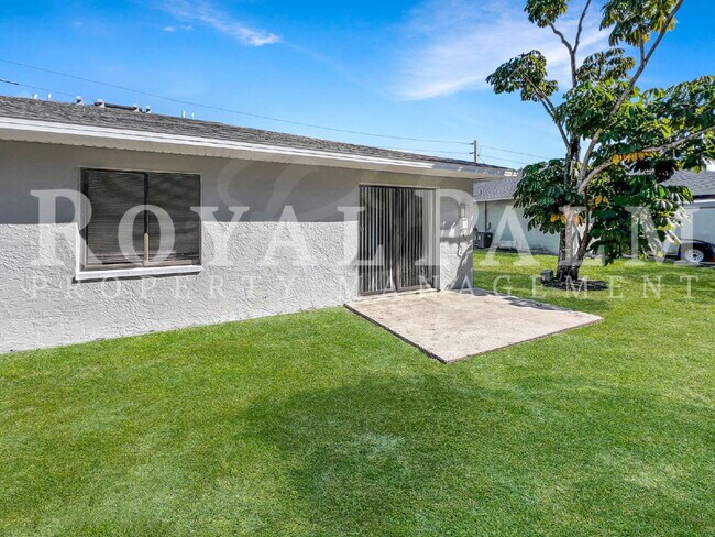 Building Photo - Start Fresh in Fort Myers Before the Ball Drops  – Renovated 3BR/2BA Duplex Sleighing with an Ope...