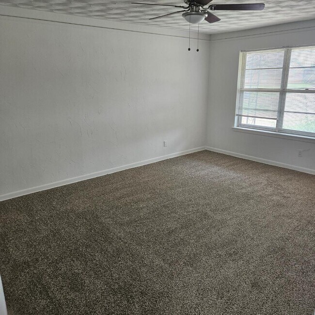 Building Photo - 4006 Hooper Dr