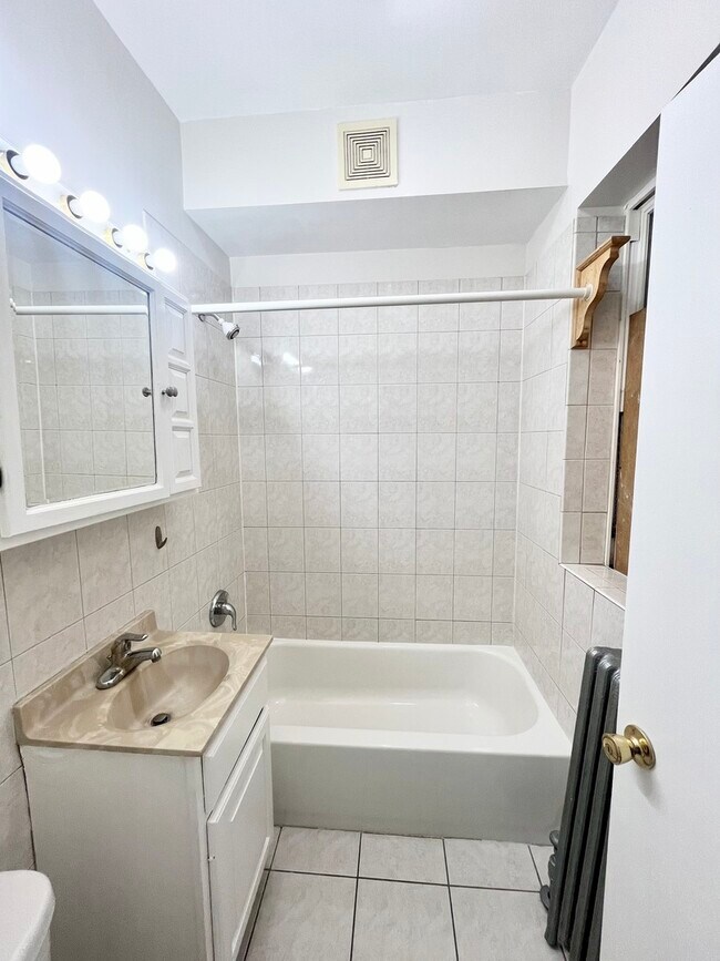 Building Photo - 4302 W Shakespeare Ave