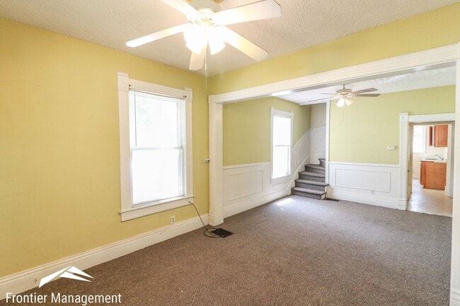 Building Photo - Great side-by-side duplex! Washer & dryer, pet friendly, large front porch!