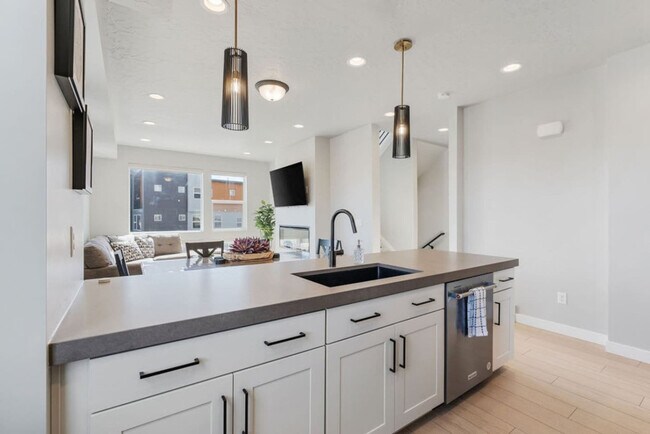 Building Photo - 6831 Silver Creek Dr