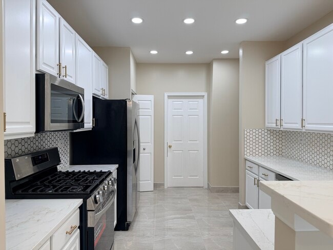 Building Photo - 431 Pine Lake Cir