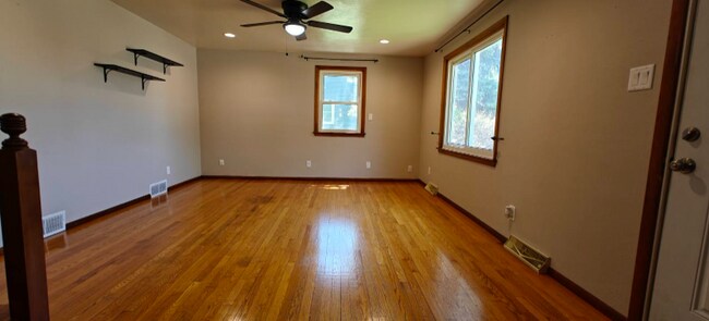 Building Photo - 991 Suburban Dr