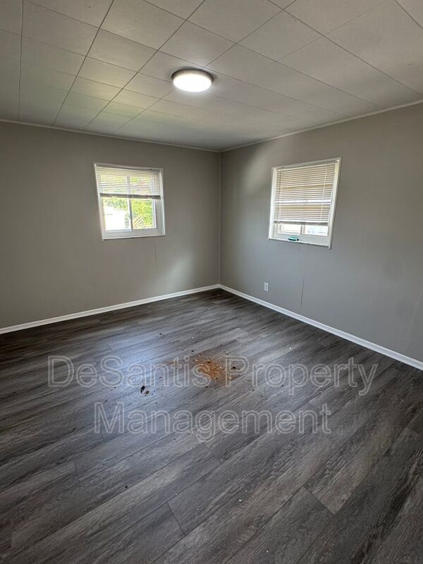Building Photo - 718 Ridge Ave