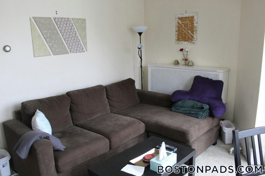 Building Photo - 879 Beacon St