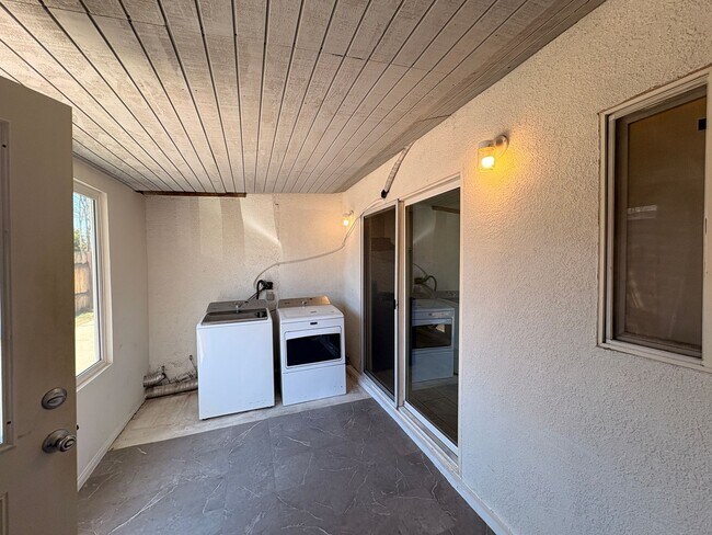 Building Photo - 2 Bed, 1 Bath in Colton!