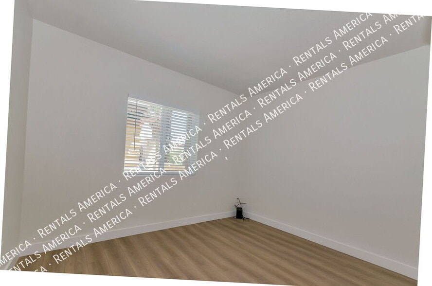 Building Photo - 1816 E Iowa St