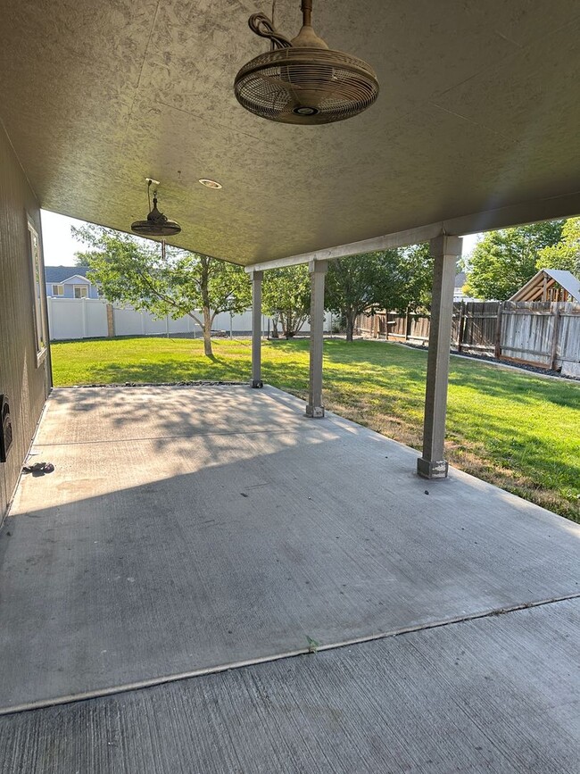 Building Photo - Extra Large Home For Rent, 4 Bedrooms! NEW...