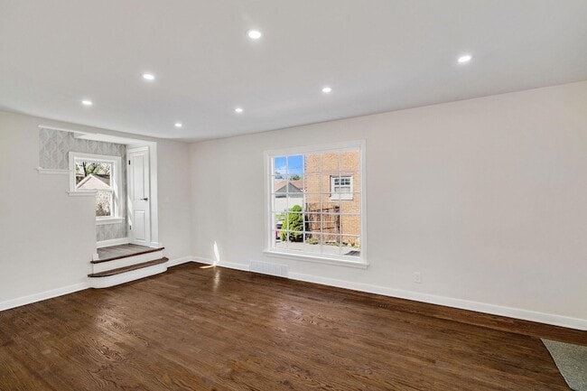 Building Photo - 248 Adelaide Pl