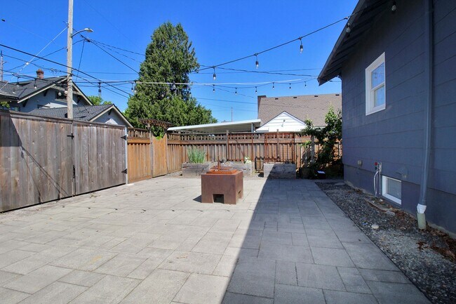 Building Photo - 6435 NE Cleveland Ave